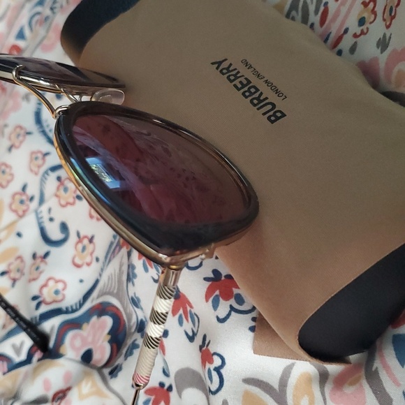 Burberry sunglasses NEW - Picture 4 of 4